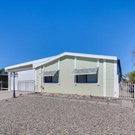 Bullhead City Home w/ Fire Pit - Walk to CO River!, hotel in Bullhead City