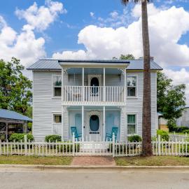 Large Colonial 20 Min from Beach, hotel di Brunswick