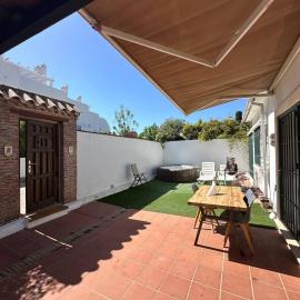 Marbella Beach House, готель у місті Естепона