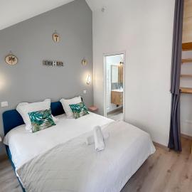 Maison cosy l Atypique hyper centre bureau confortable wifi et Netflix, hotel en Mayenne