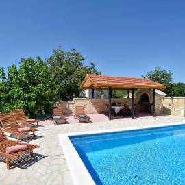 Villa Kamena with private pool, hotel v destinácii Hrvace