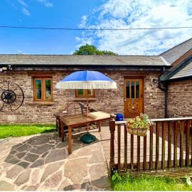 RURAL stone barn with Log Burner, tranquil setting, hotel a Usk
