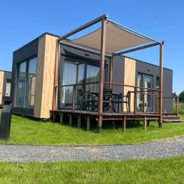 Cottage in Menaam near Frisian Landscape, hotel u gradu Menaldum