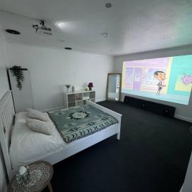 Spacious private cinema guest house, hotel in Brentwood
