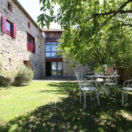 Gîte 4 étoiles au cœur de l’Auvergne avec terrasse, jardin clos et équipements pour enfants - FR-1-582-476