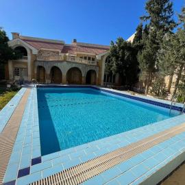 فيلا عائلات فقط Families only - سيدى كرير Sidi Krir - خارج القرى السياحية Outside tourist villages- حديقة خاصة مستقله ومسبح خاص مشترك Private Garden-Shared Pool, hotel i Abû Zeira