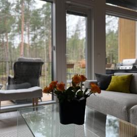 Upea ja hyvin varusteltu paritalohuoneisto lähellä merenrantaa