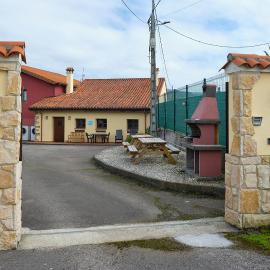 Casa de pueblo adosada, en la zona rural de Gijón.