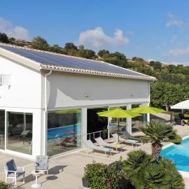 Villa Nausica, heated pool, Padel court, view on the sea, wifi free perfect for big group