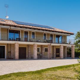 Casa di Pina - Iris - Dalia by Vayadù, ξενοδοχείο σε Monforte dʼAlba