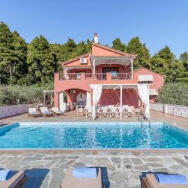 Luxury Villa with Private Pool in Skopelos, Spacious & Private, Villa Amaryllis By Kardous, hotel di Alikias