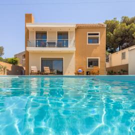 Villa Nirome xlarge private pool, hotel u gradu Vathí