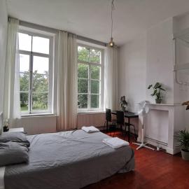 Cozy city centre room with parkview