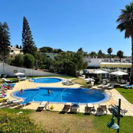 Apartamentos Santa Teresinha, hotel i Alvor