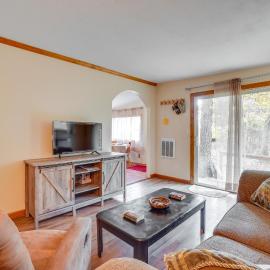 Rustic Retreat w/ Deck: 1 Mi to Table Rock Lake, hotel a Shell Knob
