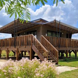 Les Chalets du Moulin de Valade, hotel in Condat-sur-Trincou