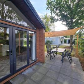 Modern chalet met ruimte tuin op de Veluwe, hotel em Epe