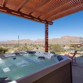 Desert Lily - Sunrise Suite with private hot tub and shared pool, hotelli kohteessa Joshua Tree