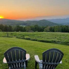 Farmhouse with Mountain Views Near Stowe and Smuggs, hotel in Johnson