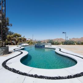 Desert Lily - Sunrise Suite with private hot tub and shared pool, hotel din Joshua Tree
