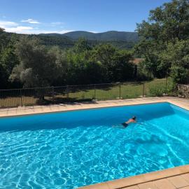 Provence Studio Piscine Rez-de-jardin Terrasse Vue Luberon, Hotel in Viens