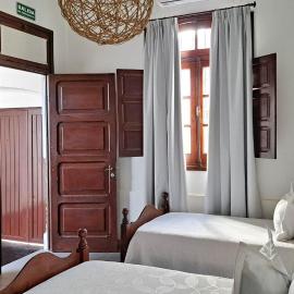 Casa Kolla - 2 bedrooms with private garage in downtown Salta, hotel u gradu Salta
