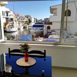 Waterside Apartment - Two Bedroom، فندق في إمبوريابرافا