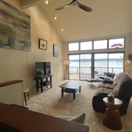 PNW MCM 155ft Private Waterfront Gem on Raft Island with Hot Tub, hotel in Gig Harbor