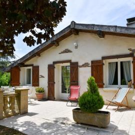 Maison plain pied mitoyenne avec piscine partagée et terrain arboré