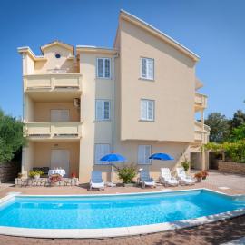 Apartments Villa Ana 1, מלון במאנדרה
