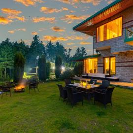 StayVista at The Woods with Indoor Fireplace & BBQ, hotel in Chail