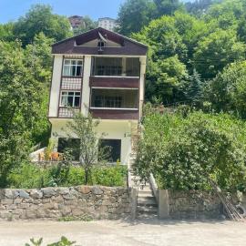 Uzungöl Nehir kenarında Doğa içinde merkezi konumda 2 Yatak odalı lüks Daire