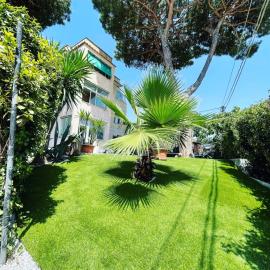 Luxurious and Spacious House - 3 Minutes from the Beach and 1 hour from Rome، فندق في نيتّونو