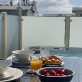 Premium accommodation with luxury HOT-TUB and decking area, near Fantasy Island, hotell i Ingoldmells