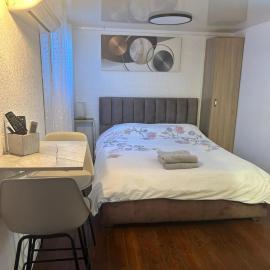 יחידת דיור עם בריכה, hotel in Kiryat Ekron