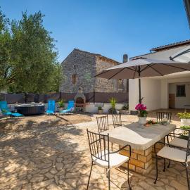 Romantisches Ferienhaus mit Jacuzzi, BBQ, WiFi, hotel a Marčana