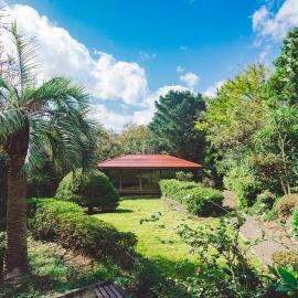 伊豆大島の一棟貸切Retreat&StayBHOAG広いお庭でBBQ焚火okお子様歓迎8名定員, hotel em Oshima
