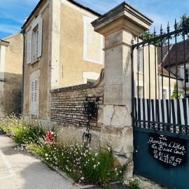 La Basse Cour – hotel w mieście Tanlay