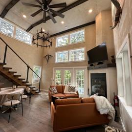 Luxury cabin vc home 2bd 2bath, hotel v destinácii Tremont