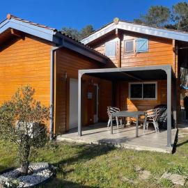 Chalet bois à Bias proche Mimizan – hotel w mieście Bias