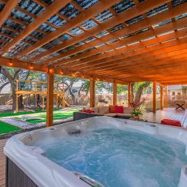 Hot tub retreat with tree deck near Six Flags