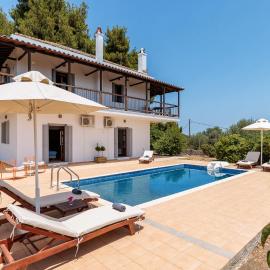Villa Siraino - Ktima Skopelos, hotelli kohteessa Karya