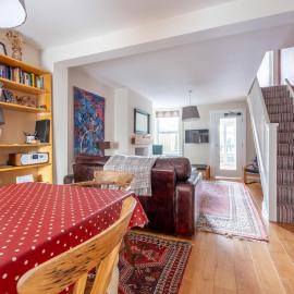 Chic 2-bedroom townhouse in vibrant Abergavenny