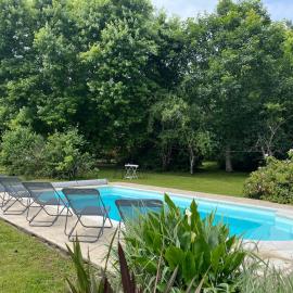 Gîte familial rénové avec piscine, jardin de 1 hectare et vélos à disposition, situé en pleine campagne
