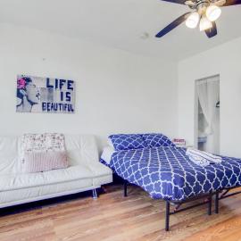 Stylish Ocean Dr Apt w/ 2 Queen Beds, Across Beach