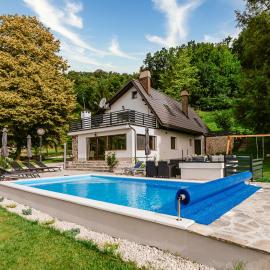 Holiday House Zrinski with Pool, Sauna & Jacuzzi – hotel w mieście Lepoglava