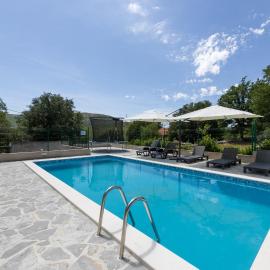 Nany-Villa with heated pool, Hotel in Trolokve