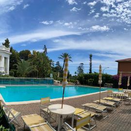 Magico Relax Bordighera-Open space con piscina, parcheggio privato gratuito e vista mare、ボルディゲーラのホテル