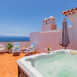 Penthouse Apt with Jacuzzi by Dream Homes Tenerife, hotel in Puerto de Santiago