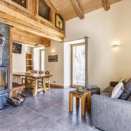 Apt Arsene 6 Chalet-Style Near Ski Sleeps 6 - Happy Rentals